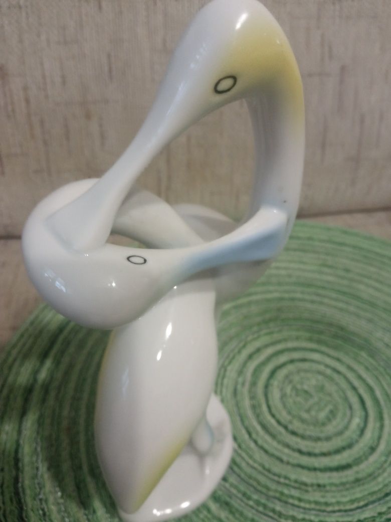 Porcelanowa para ptaków warzęch, płasko dziobów