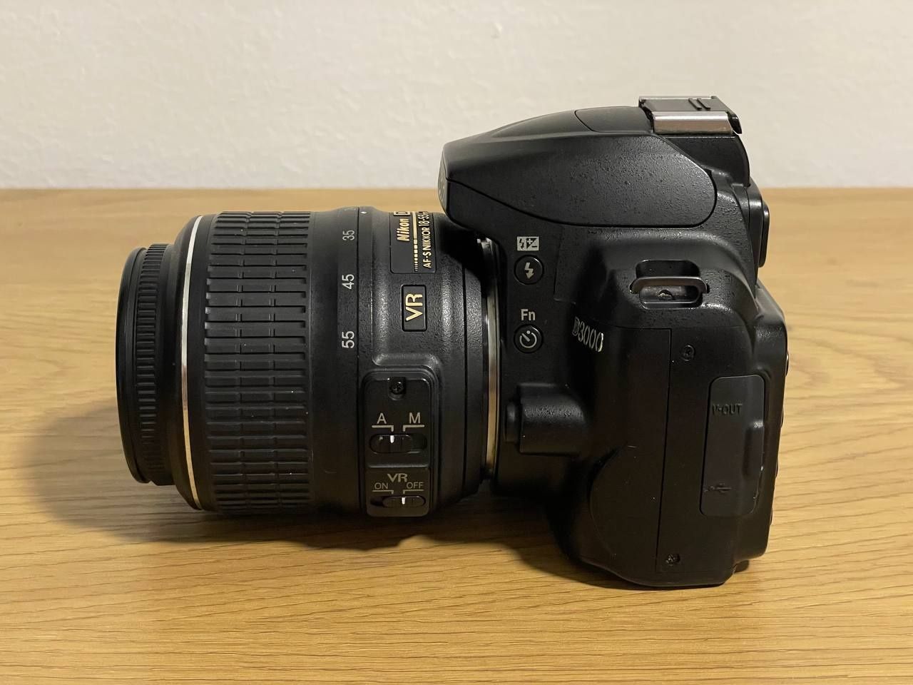 Продам фотоапарат Nikon D3000 з обʼєктивом Nikkor 18-55mm 1:3.5-5.6G