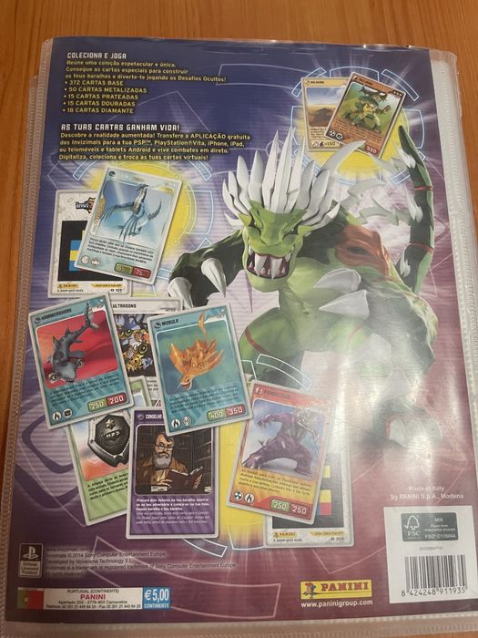 Caderneta invizimals quase completa