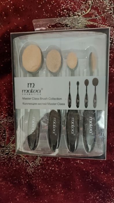 Набір пензликів для макіяжу.