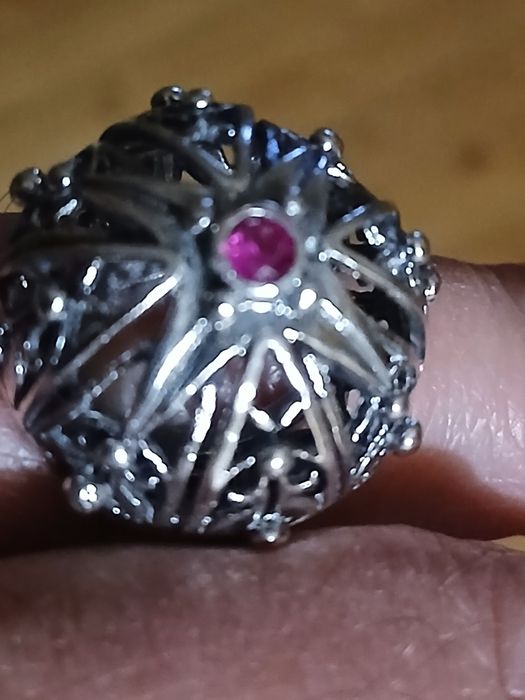 Pierścionek srebrny wzór warmet z rubinem