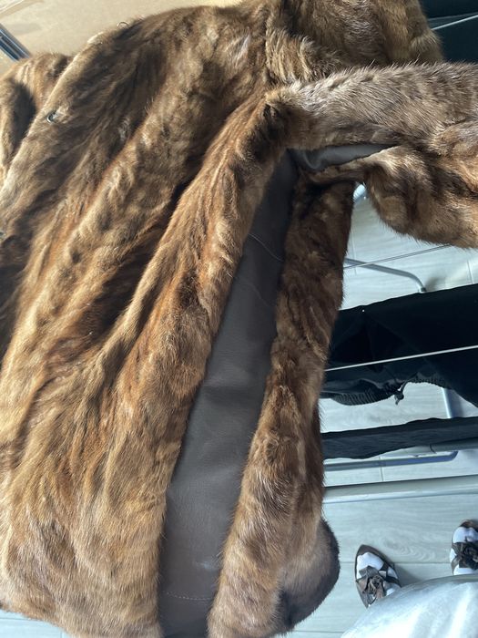Futro z norek z pieknie wykonczonymi rękawami rozszerzane