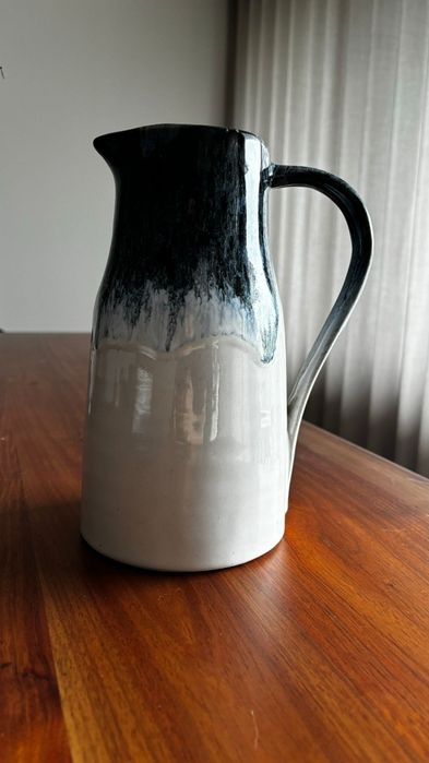 7 pratos de sobremesa e uma caneca