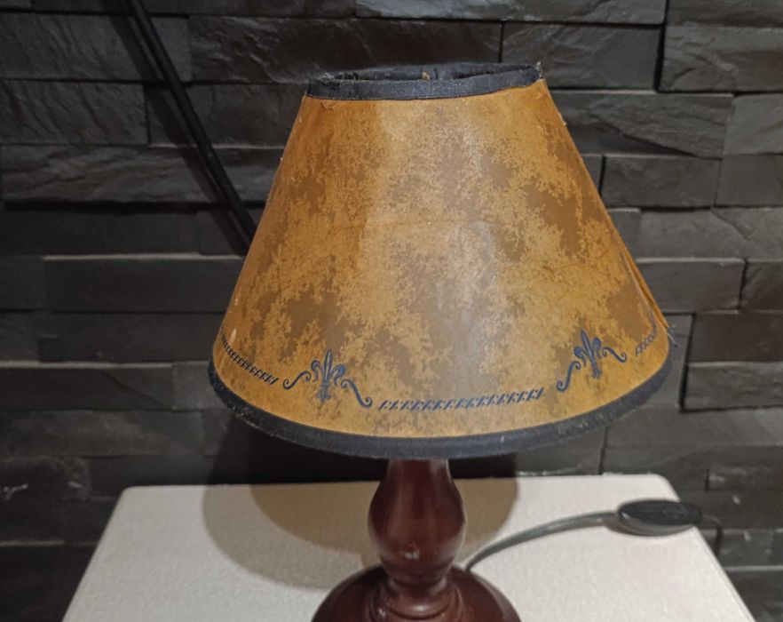 Candeeiro mesa, madeira,  muito antigo, com abat-jour Origem Itália