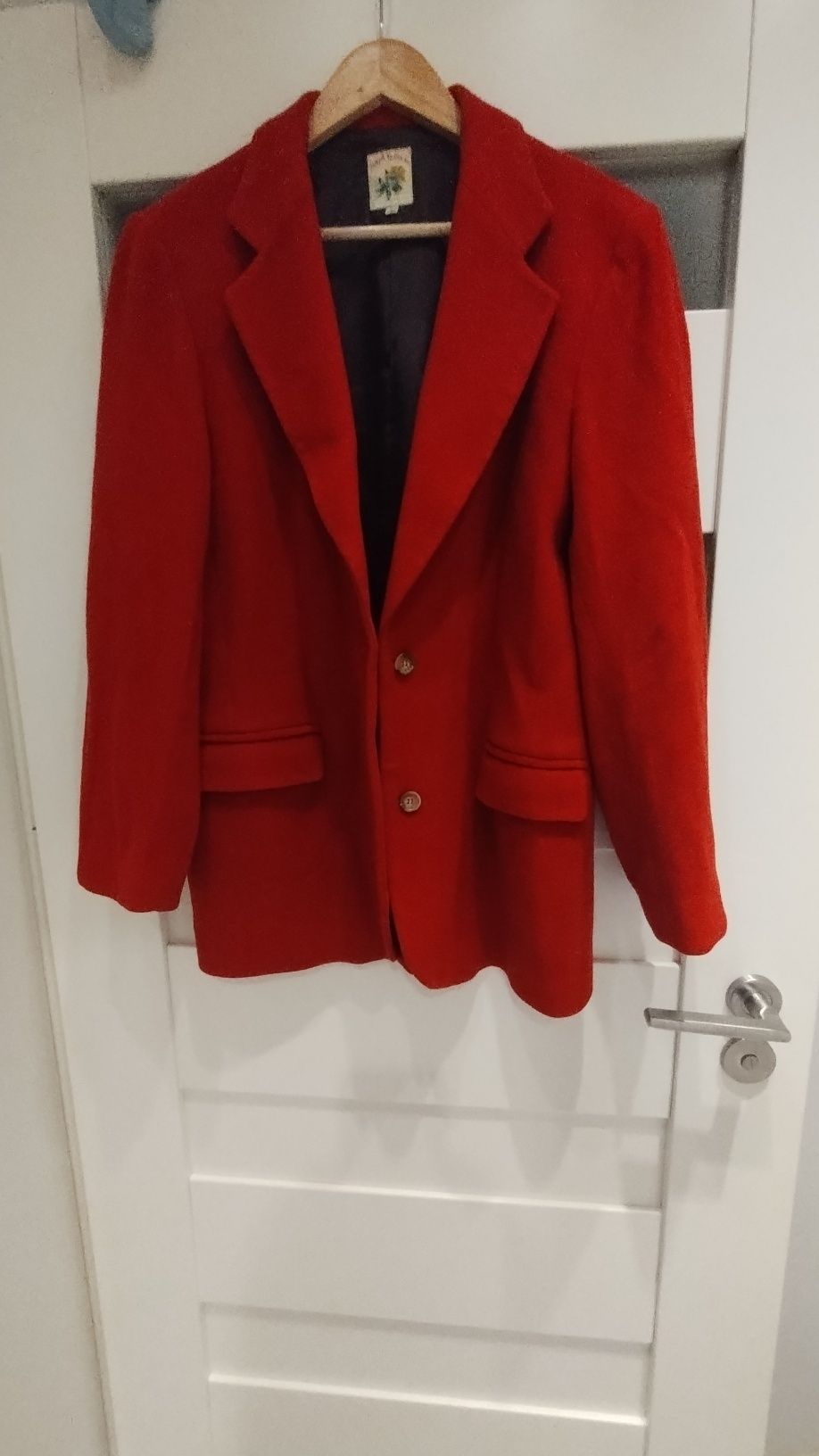 Czerwony krótki płaszcz