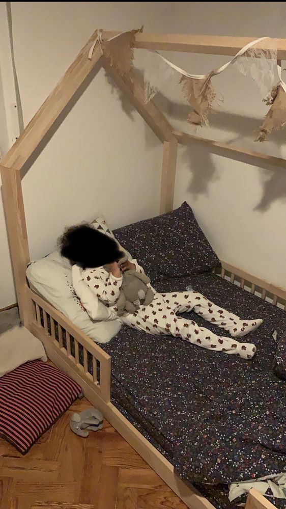Cama de madeira em formato de casinha para criança