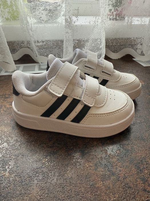 Кросівки стан новий вдягалися декілька разів.