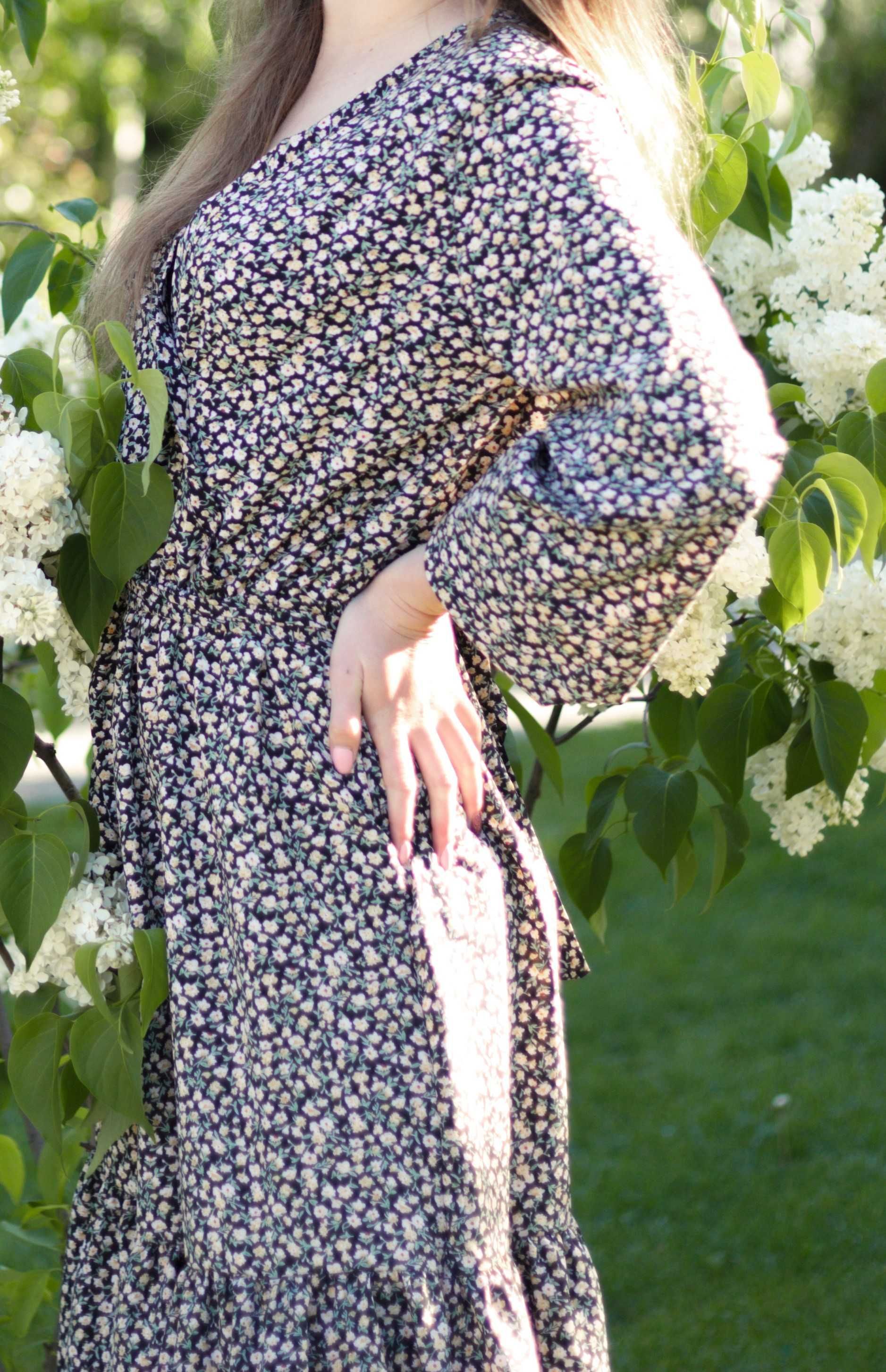 Ніжна сукня міді у квітковий принт з оборкою і пояском