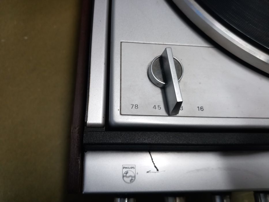 Gira discos com radio grundig (avariado)