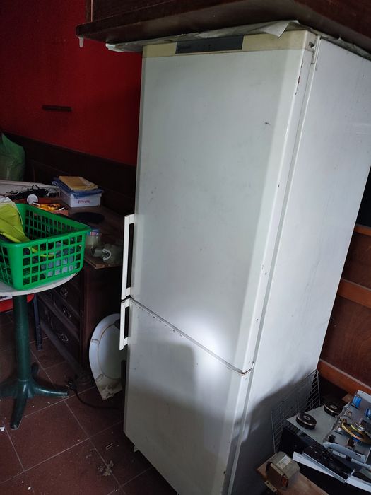 Frigorífico avariado para peças (sem portas)