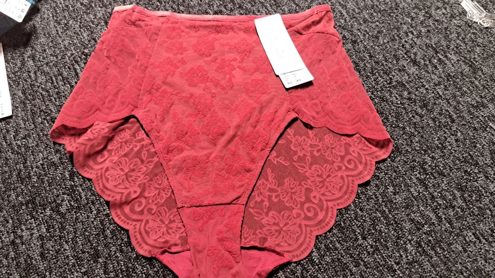 Majtki Triumph w rozmiarze 42 XL z wysokim stanem  z koronki czerwone
