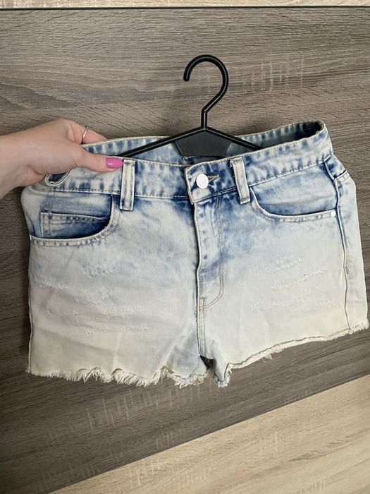 Damskie szorty z przetarciami