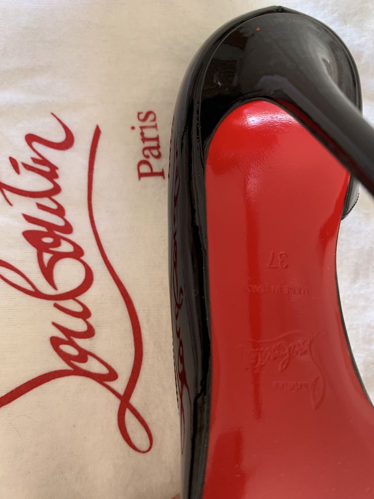 Sapato Scarpin CHRISTIAN LOUBOUTIN So Kate patent pumps