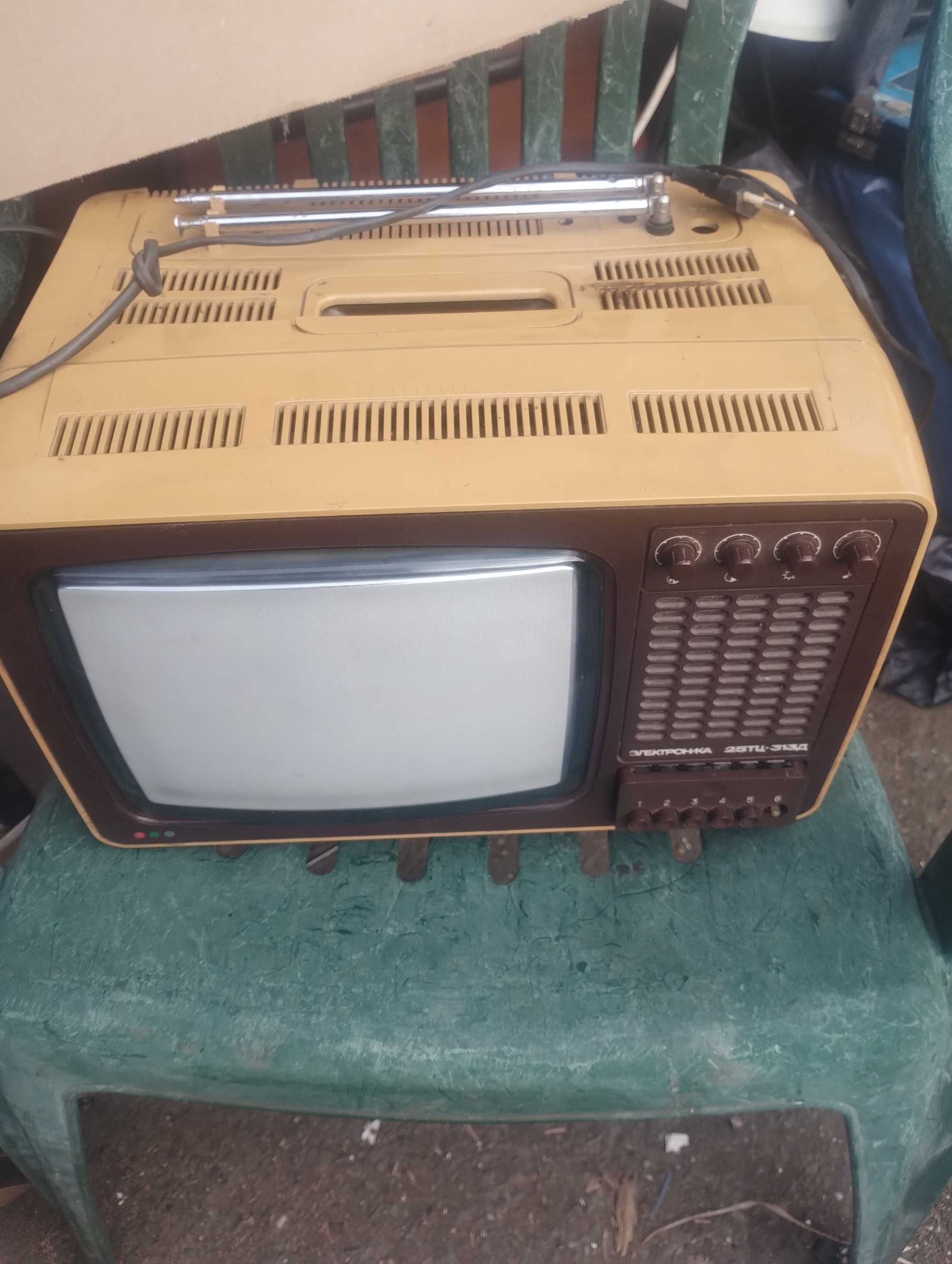 Stary telewizor kolorowy