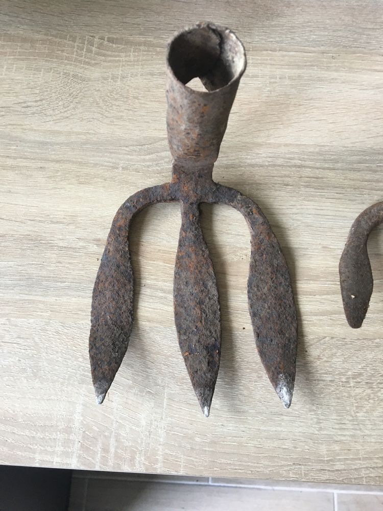 Stare narzędzia ogrodowe, kopaczka do ziemniaków, motyka