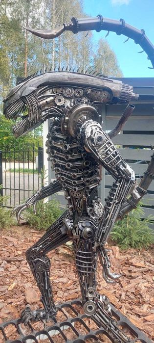Obcy alien kosmita rzeźba metaloplastyka art złom metal loft design
