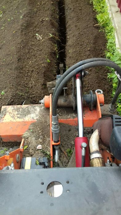 Копка траншей, малогабаритним траншеєкопачем