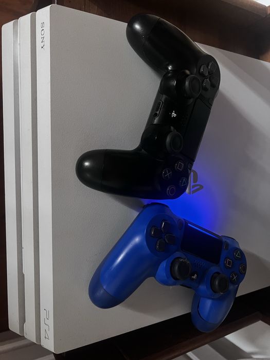 PS4 PRO 1TB + monitor gaming lg ultra gear / 2 comandos + eafc26 Gta5