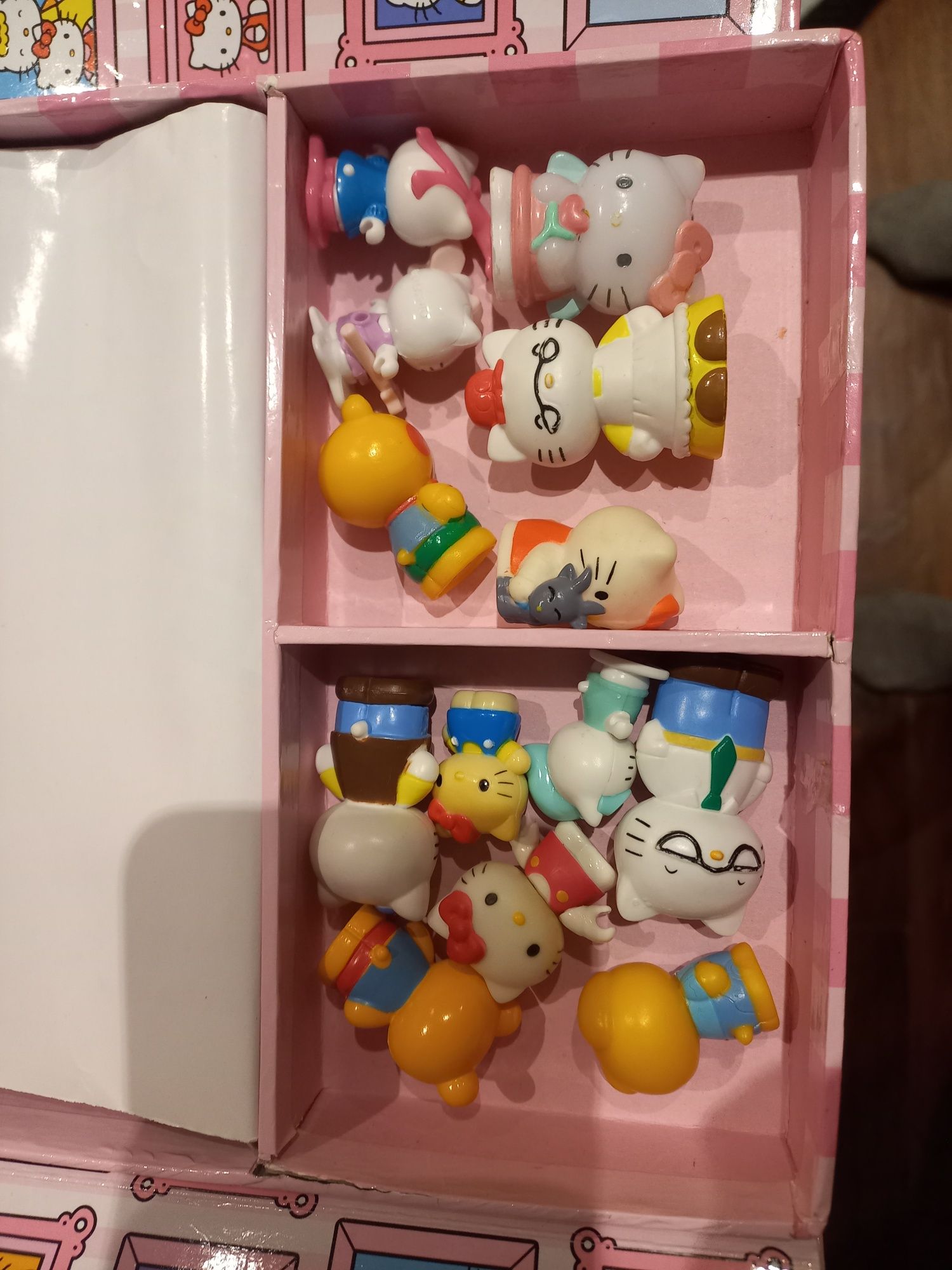 Hello Kitty książki z figurkami i matami