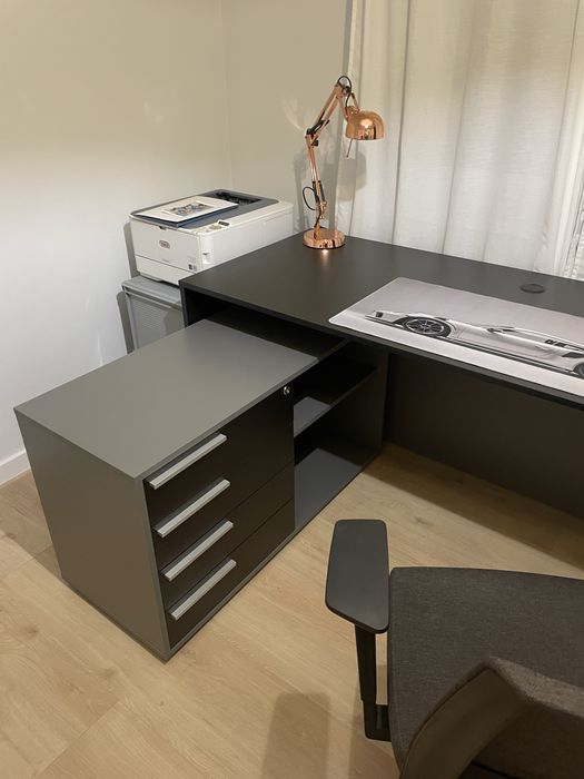 Sprzedam biurko , lampke- stan idealny