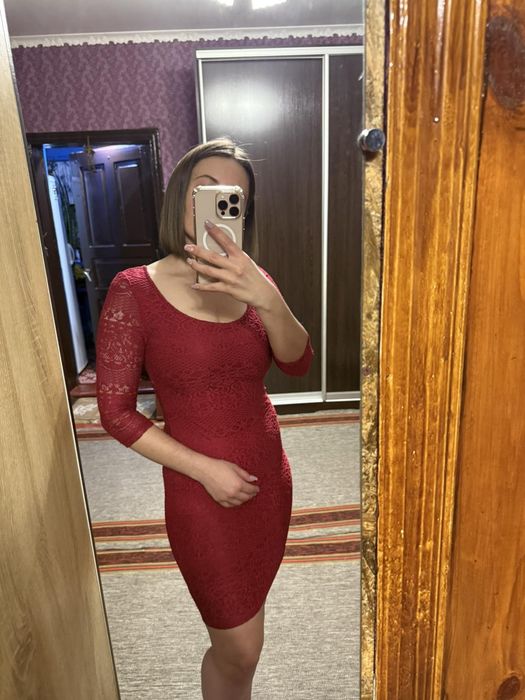 Червона вечірня сукня