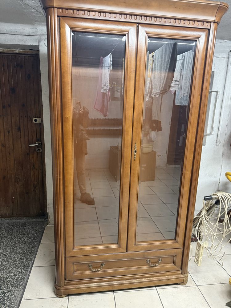 Serwantka drewniana oszklona , bardzo elegancka