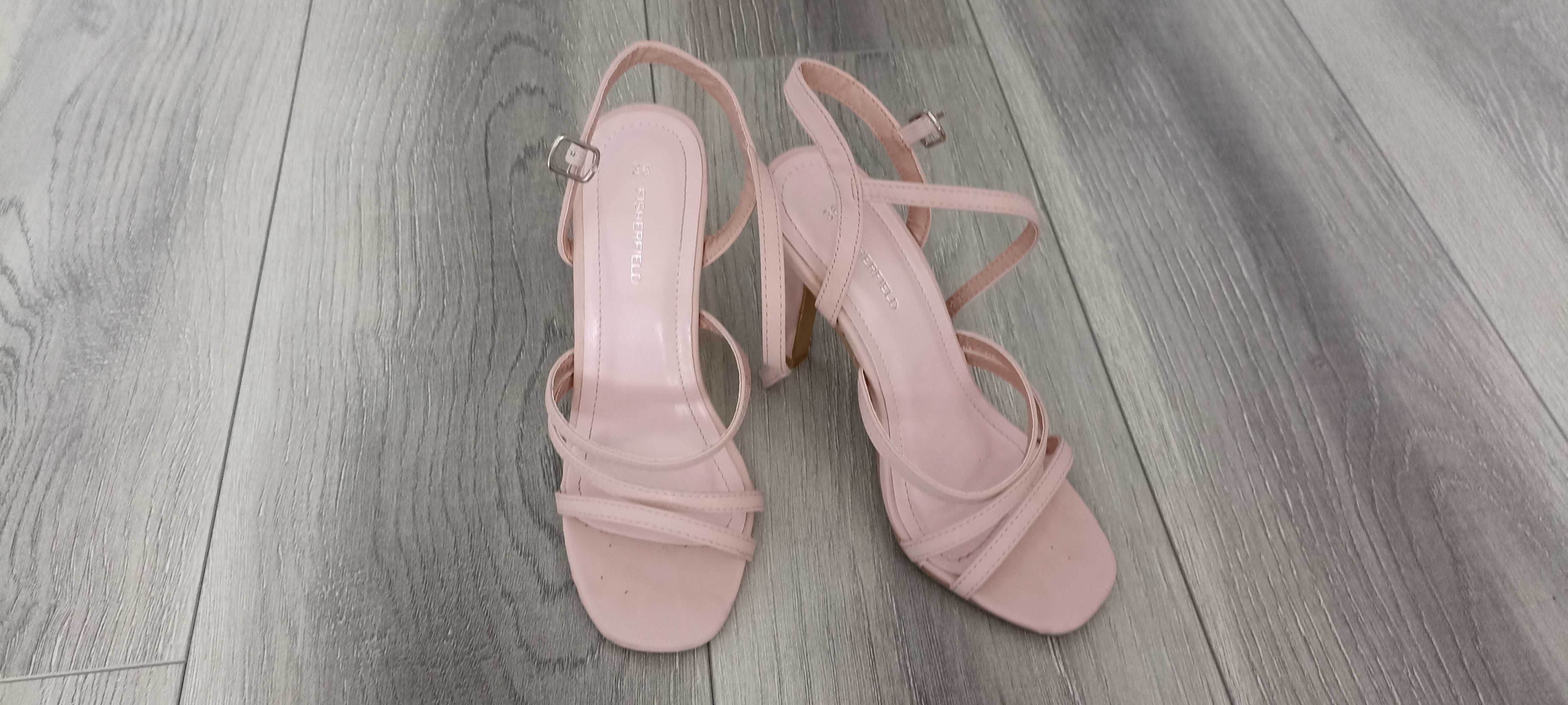 Różowe szpilki sandały