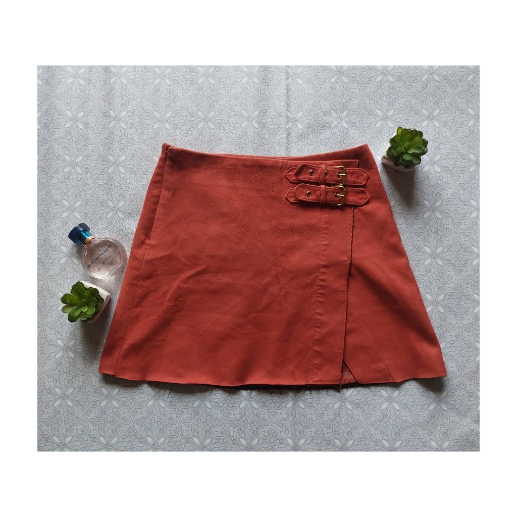 Krótka czerwono ceglasta zamszowa retro spódniczka rozcięcie Bershka