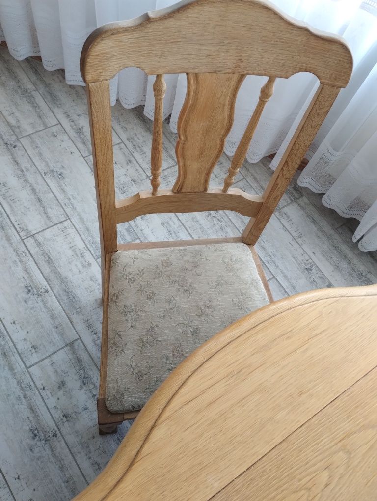 Stół z jesionu z grubymi toczonymi nogami + 4 krzesła
