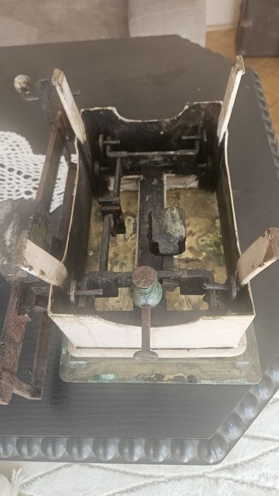 Zabytkowa waga miedz