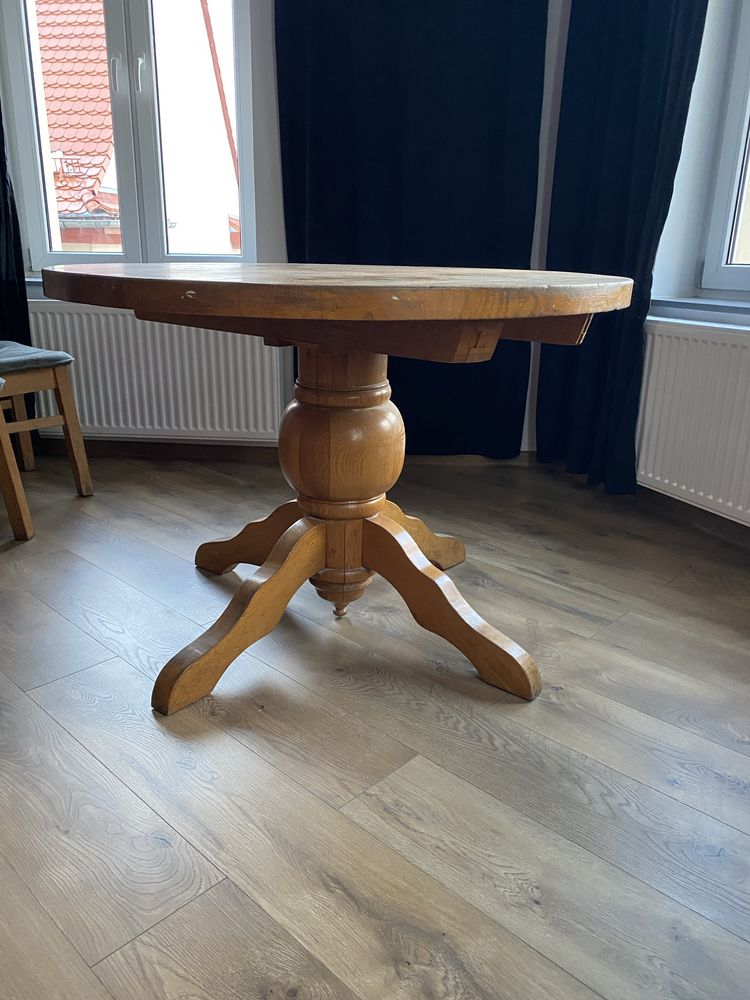 Duży drewniany stół z krzeslami