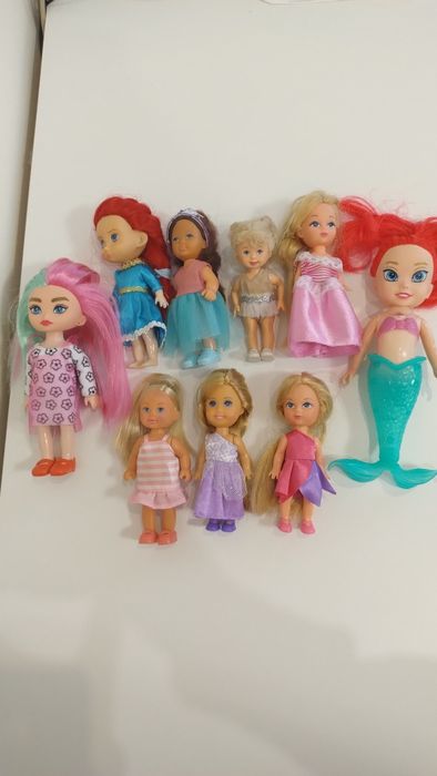 Zestaw małych laleczek dla dziewczynki