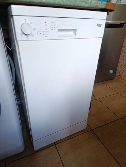 Посудомийна машина BEKO DFS05020W у гарному стані.