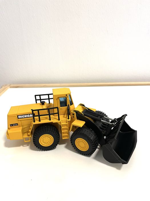 Іграшковий трактор Volvo L320 Joal