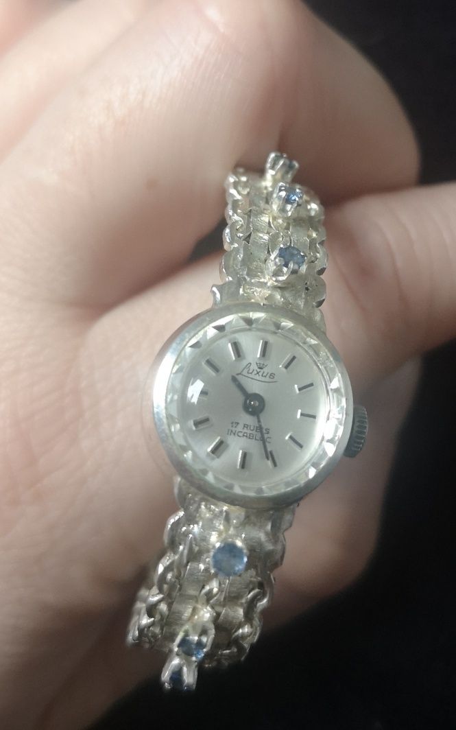 Piękny  zegarek z szafirami 835 firmy Luxus. .