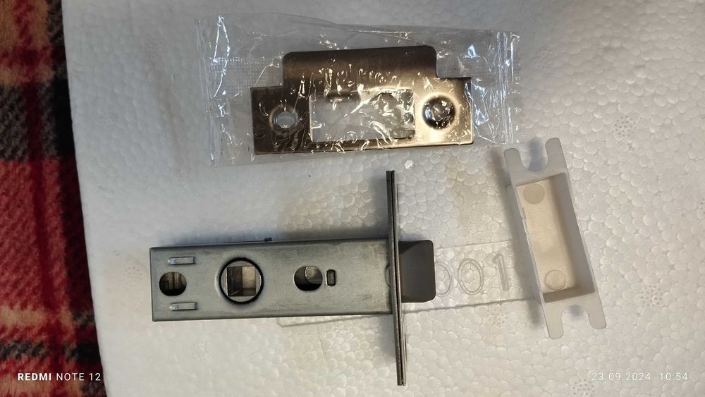 Двері міжкімнатні.Нові. Полотно 70 см, коробка, лиштва ,ручки,петлі.