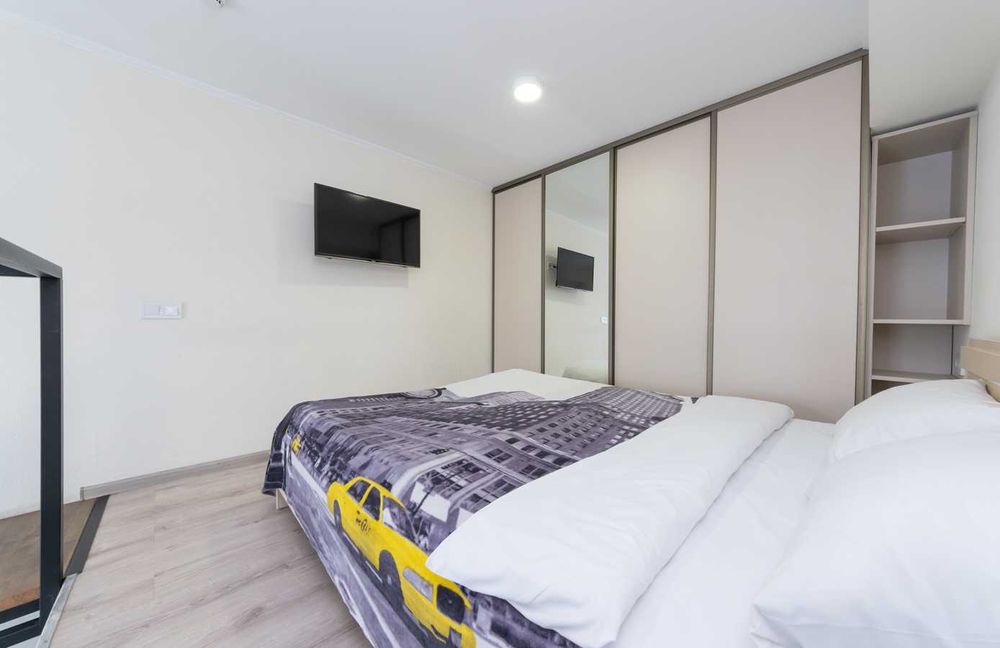 Дворівневий смарт апартамент, поруч із метро, здам подобово.