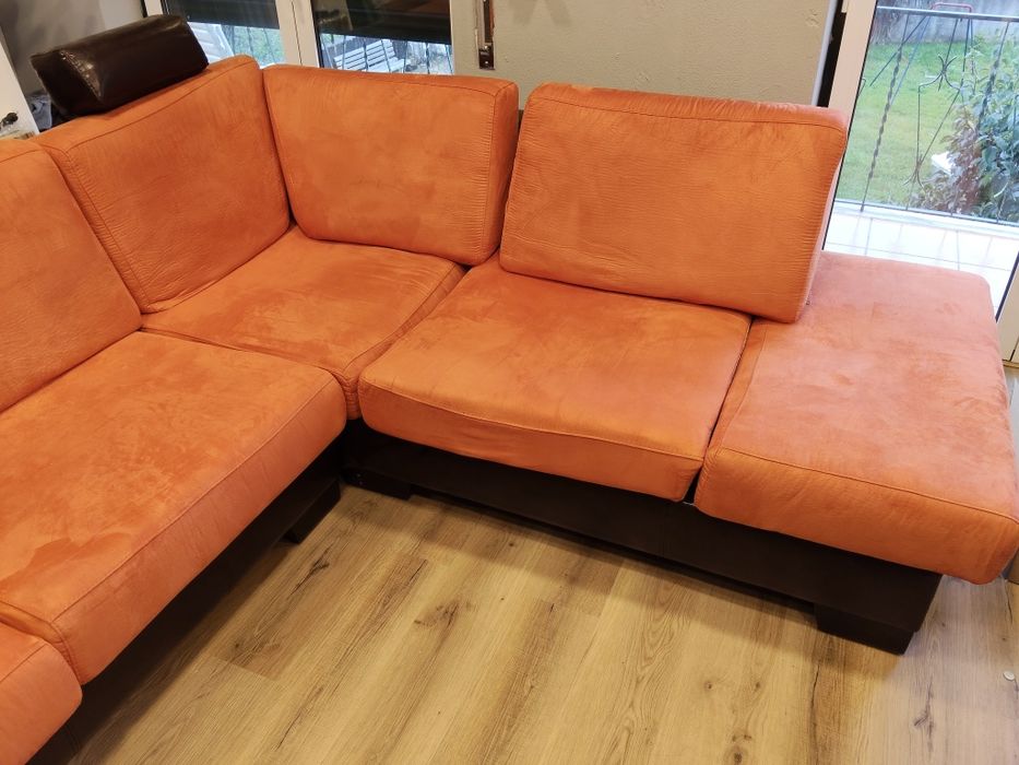 Sofá Gigante em pele sintética e tecido laranja. Em bom estado.