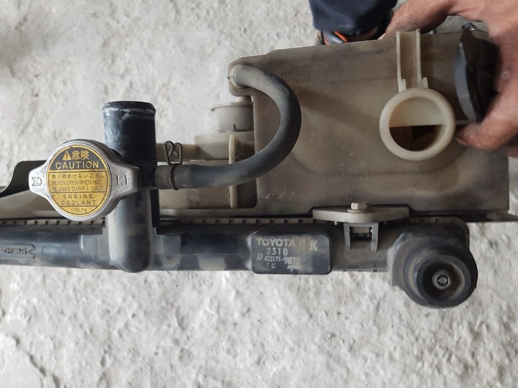 Toyota yaris radiador agua ac chapeleira roda suplente reservatorio