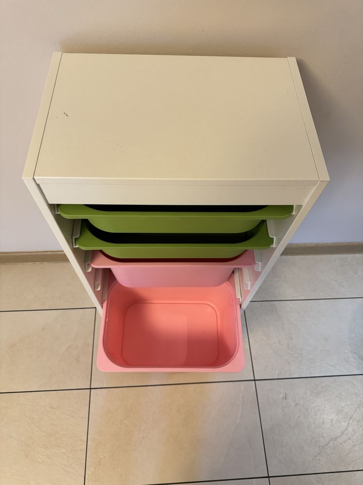 Szafka z Ikea z kolorowymi szufladami