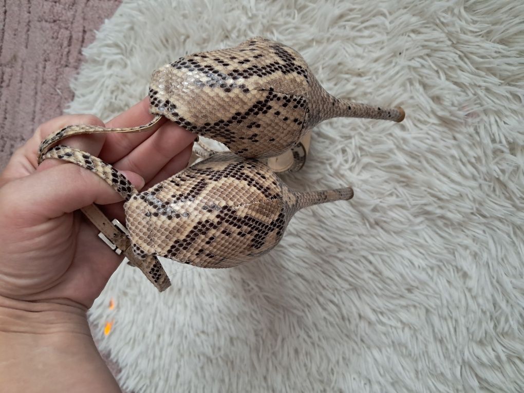 Buty na obcasie wężowy wzór Shoes Box