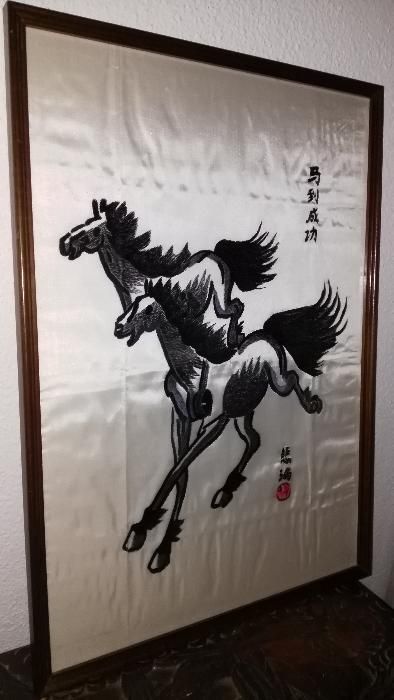 Quadro grande feito em Macau de seda e desenhos feitos com linha