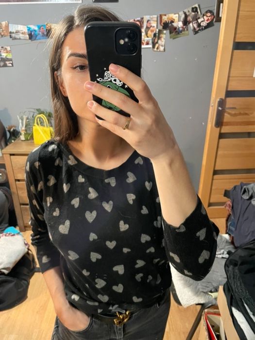 Czarny sweter w serduszka