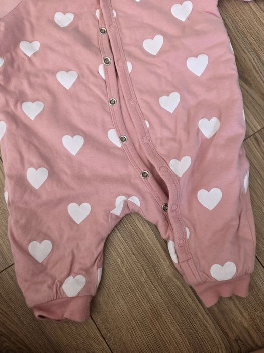 Grubszy pajacyk w serduszka sinsay