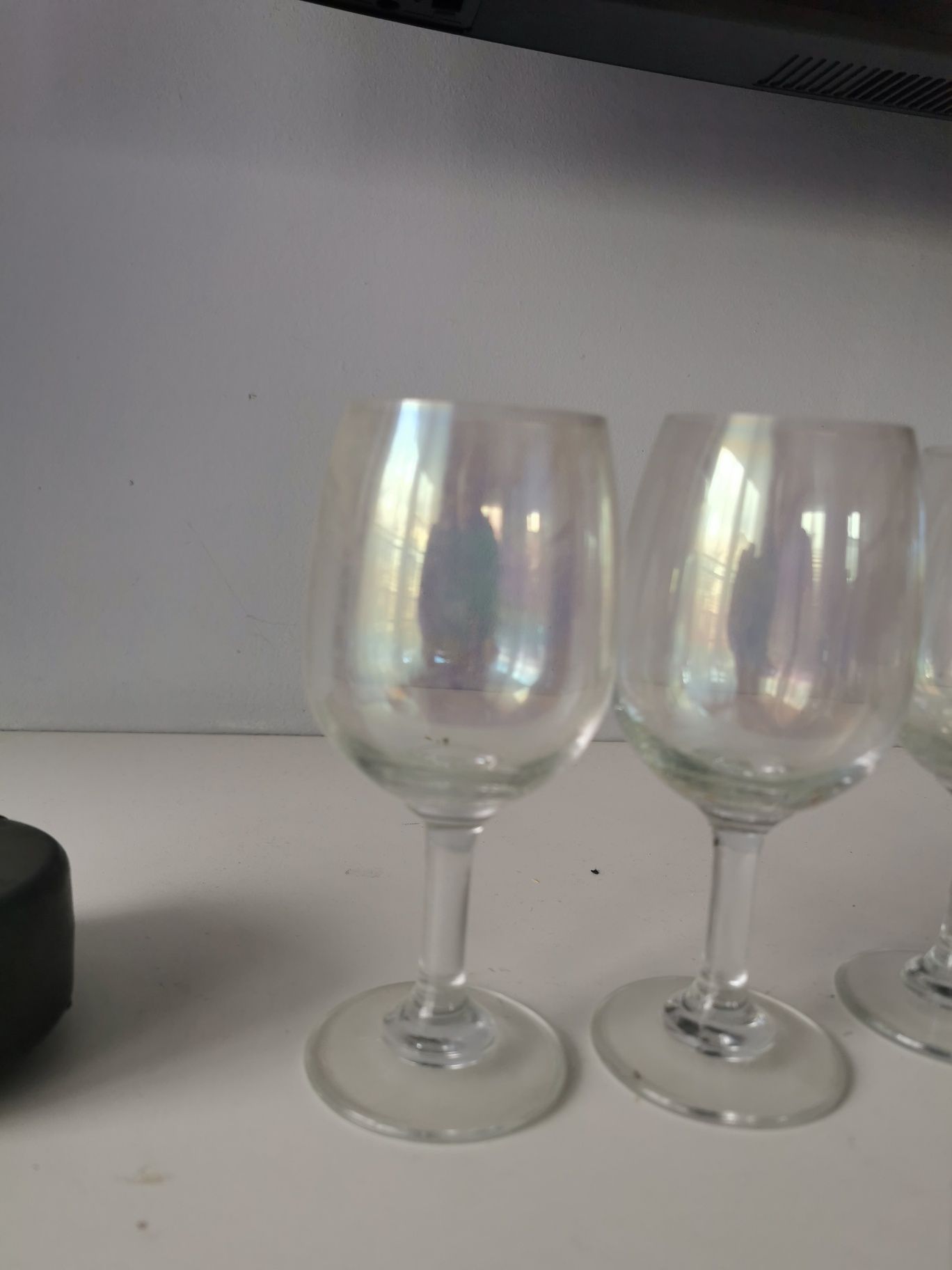 Kolekcja 4 kieliszków do wina z czasów PRL ze szkła blyszczacego