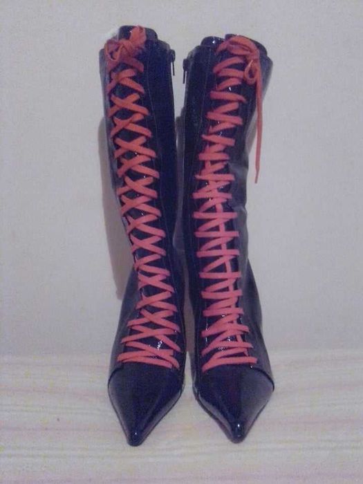 Botas pretas em verniz