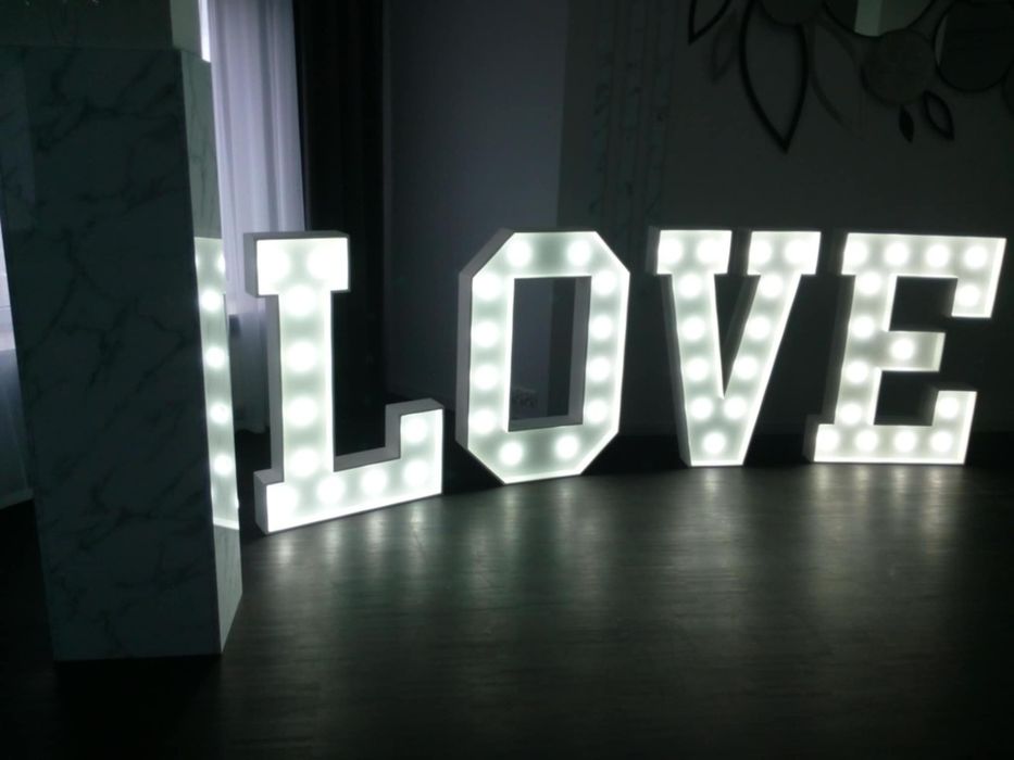 Stół wiejski i napis Love