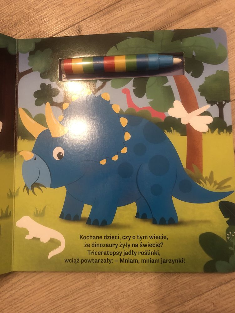 Kolorowanka malowanka Wesołe dinozaury z flamastrem na wodę