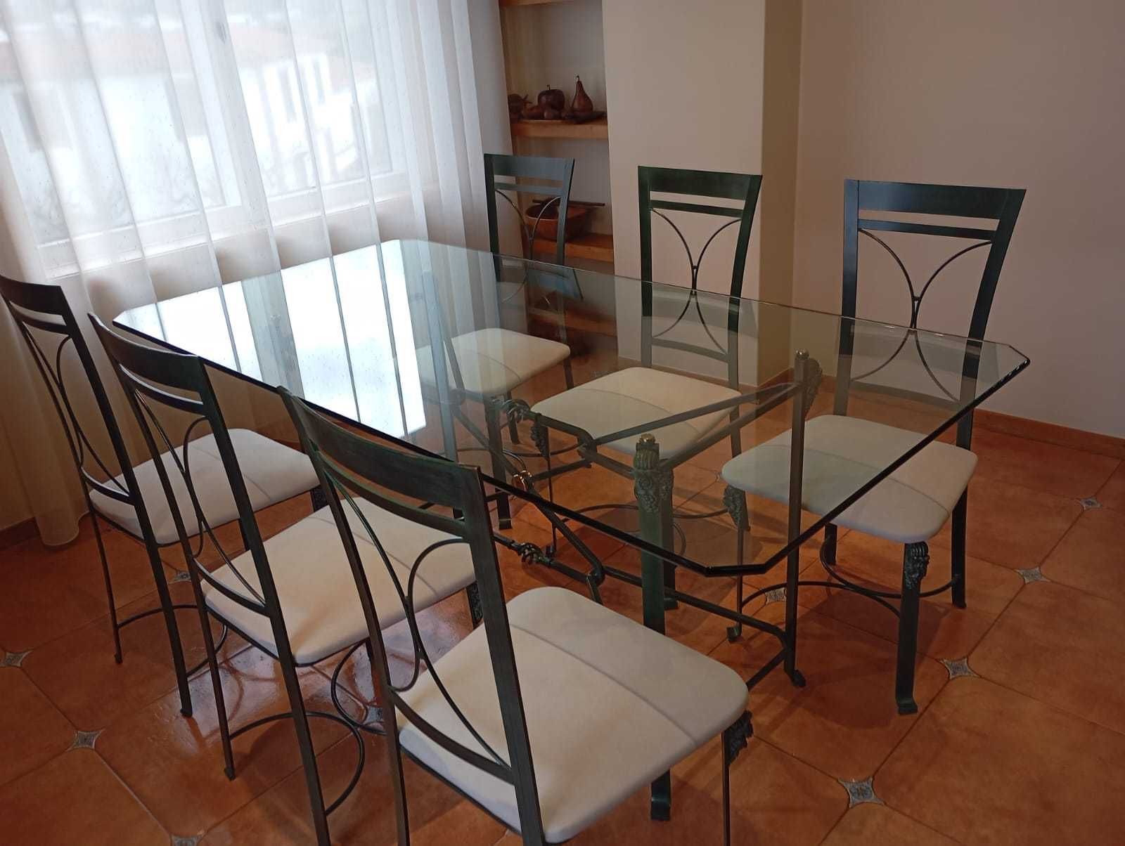 Mesa de sala de jantar (cadeiras incluídas) e mesa de apoio