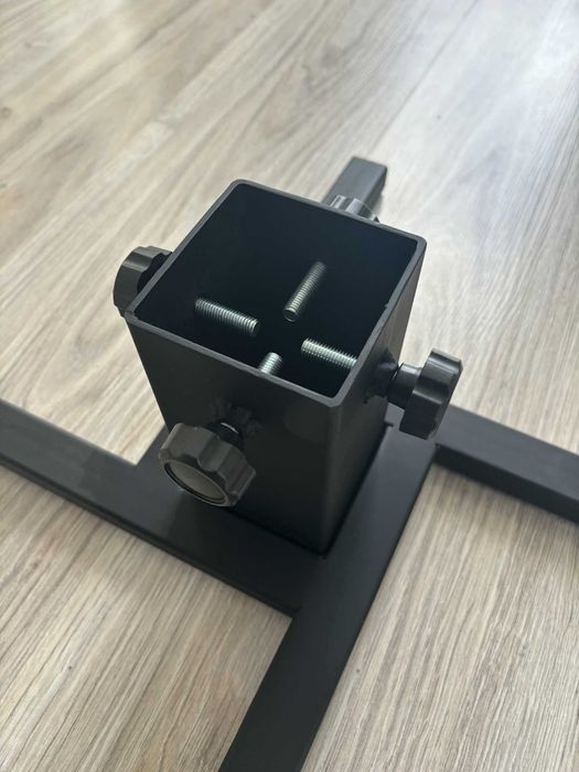 Solidny Metalowy Stojak na Choinkę w Stylu Industrialnym/Loft